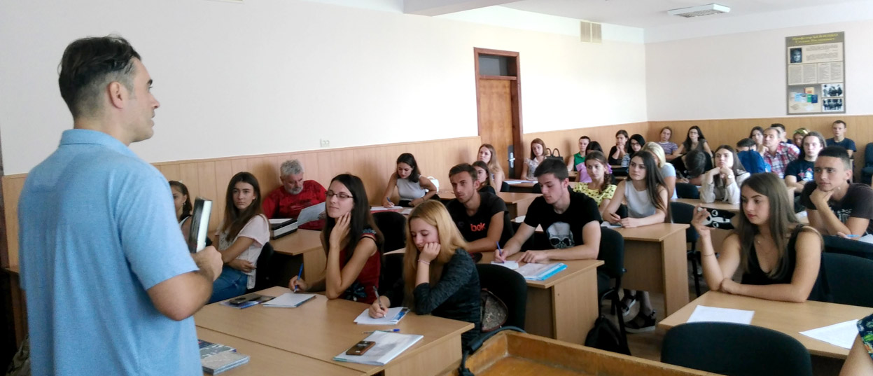 Read more about the article Студенти філфаку зустрілися з відомим культурним діячем із Запоріжжя