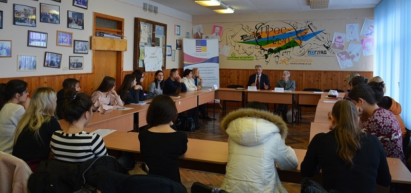 Read more about the article На відділенні журналістики презентували книгу патріарха філфаку Івана Сенька