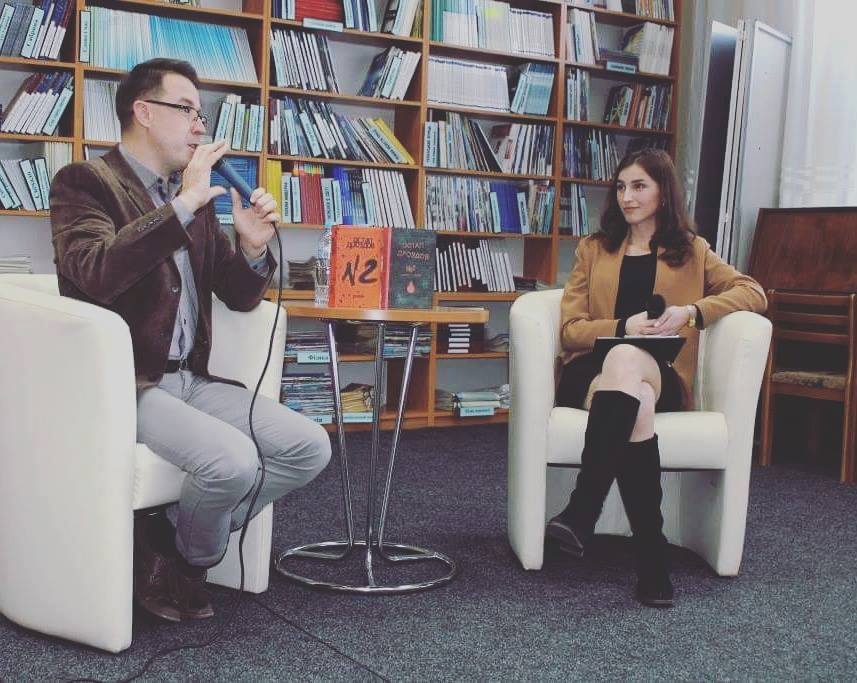 Read more about the article Відомий тележурналіст Остап Дроздов представив в Ужгороді роман «№2»