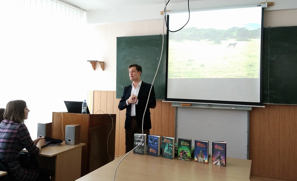 Read more about the article Письменник Макс Кідрук презентував свої книги філологам і журналістам УжНУ
