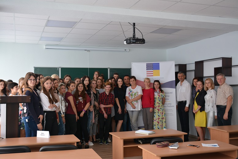 Read more about the article Про інформаційні потреби нацменшин, журналістські стандарти та виклики для медіа розповідали студентам тренери з Ужгорода і Німеччини