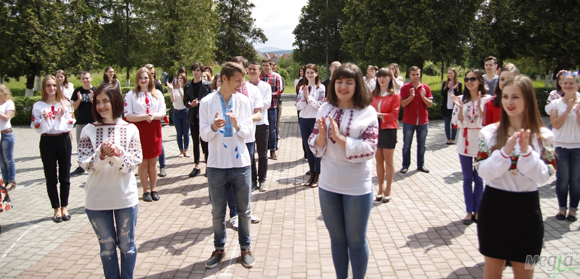 Read more about the article Філфак «вишив» на БАМі восьмикутну зірку – камертон життя для українців
