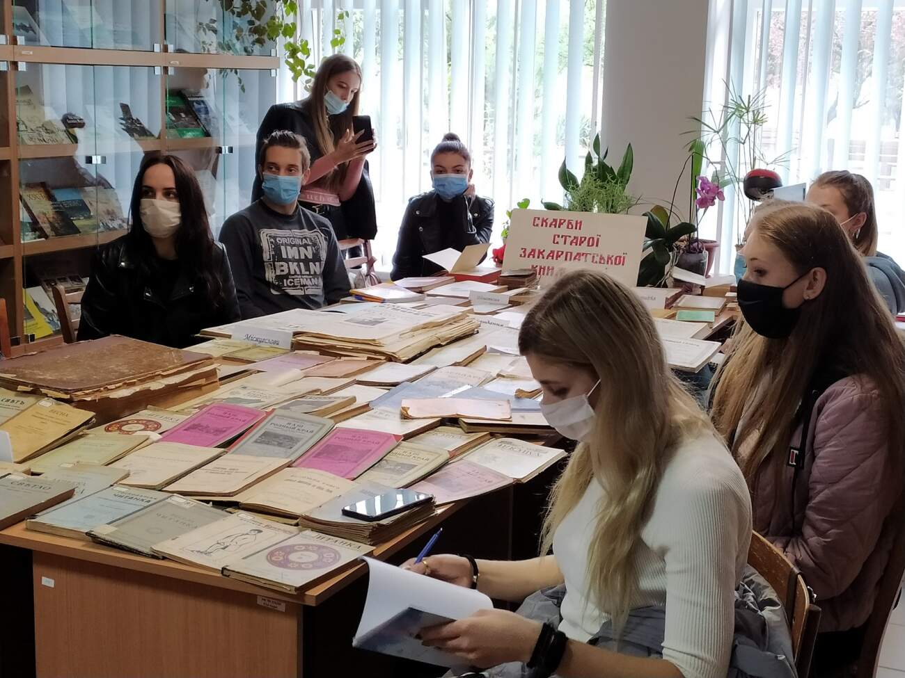 Read more about the article Студенти-журналісти провели практичне заняття з “Історії закарпатської журналістики” в бібліотеці УжНУ