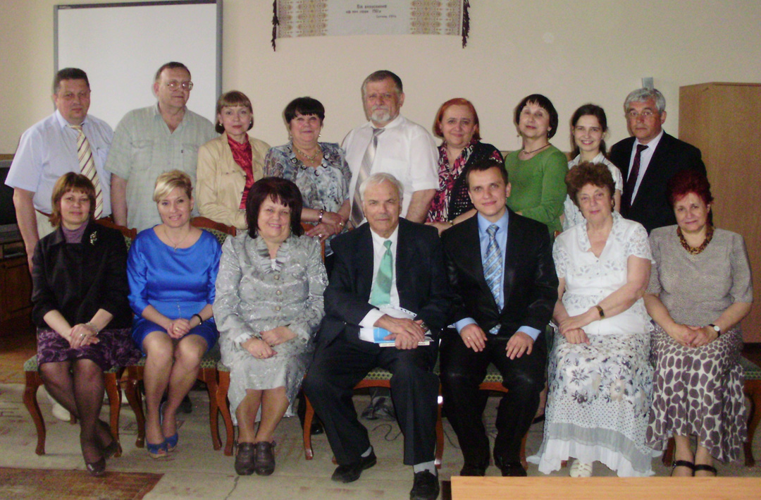 Василь Німчук (у центрі) після захисту кандидатської дисертації Василя Шарканя (праворуч від професора)