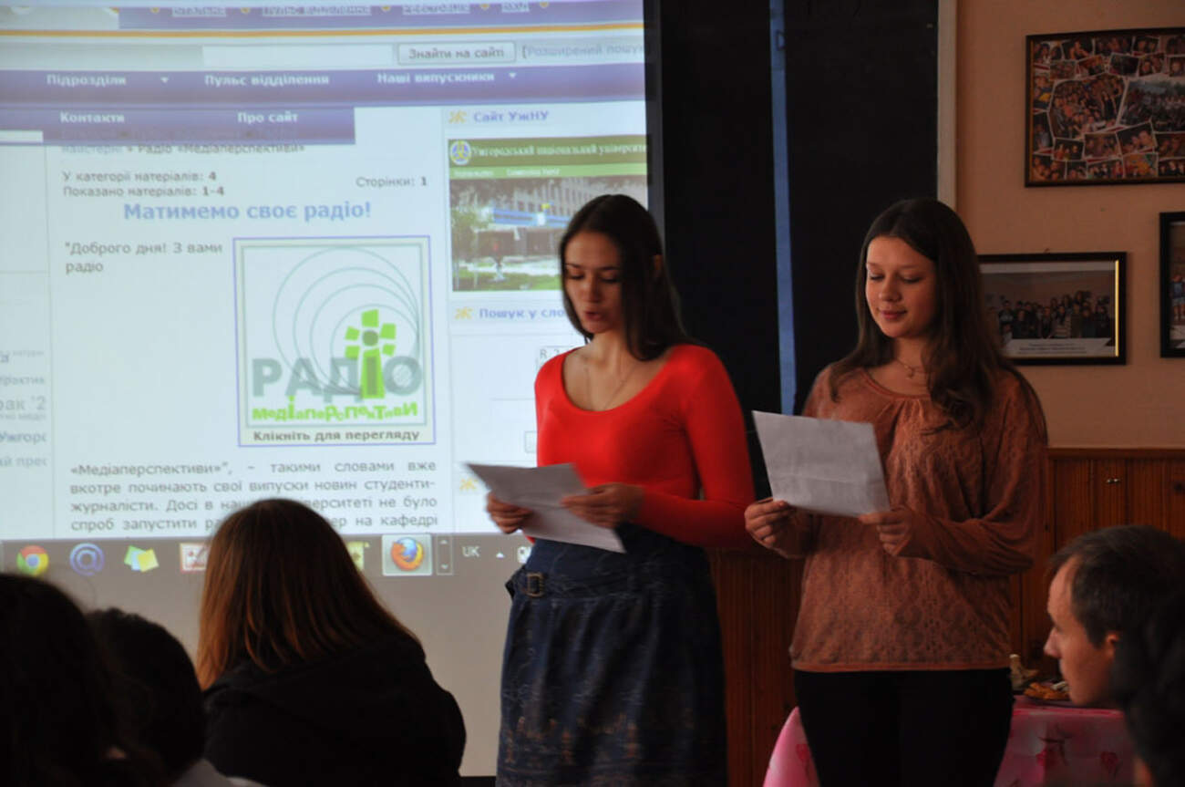 Студентки ІІ курсу Анна Малахова і Адріана Кофель презентують випуски студентського радіо «Медіаперспективи»
